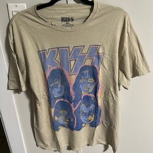 I am selling this Kiss shirt.